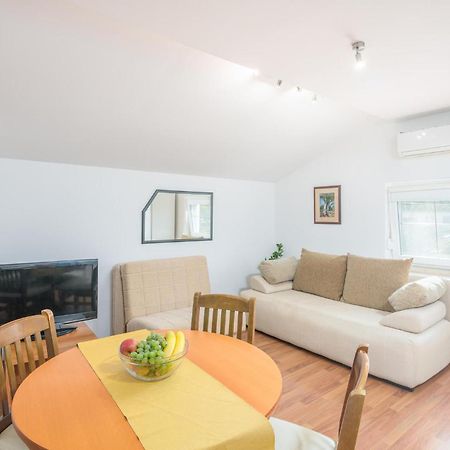 Nice Apartment In Malinska Dubasnica With Kitchen 외부 사진