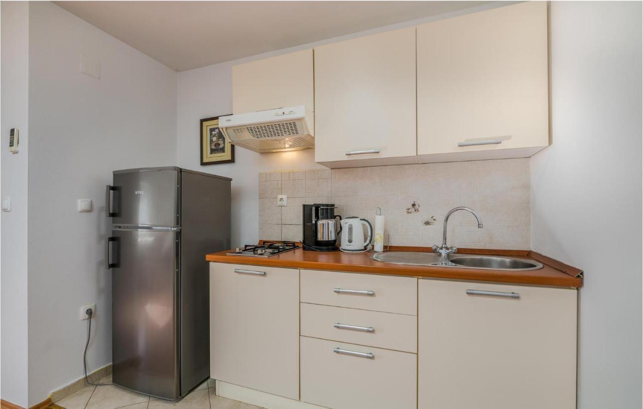 Nice Apartment In Malinska Dubasnica With Kitchen 외부 사진