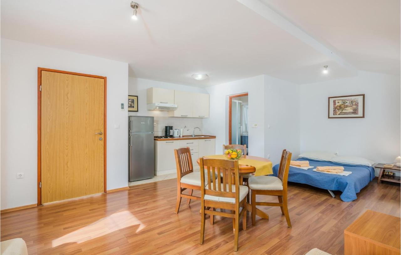 Nice Apartment In Malinska Dubasnica With Kitchen 외부 사진