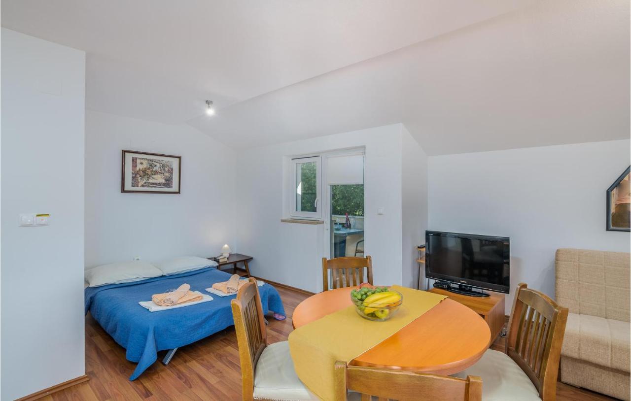 Nice Apartment In Malinska Dubasnica With Kitchen 외부 사진