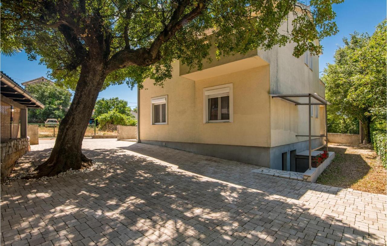 Nice Apartment In Malinska Dubasnica With Kitchen 외부 사진
