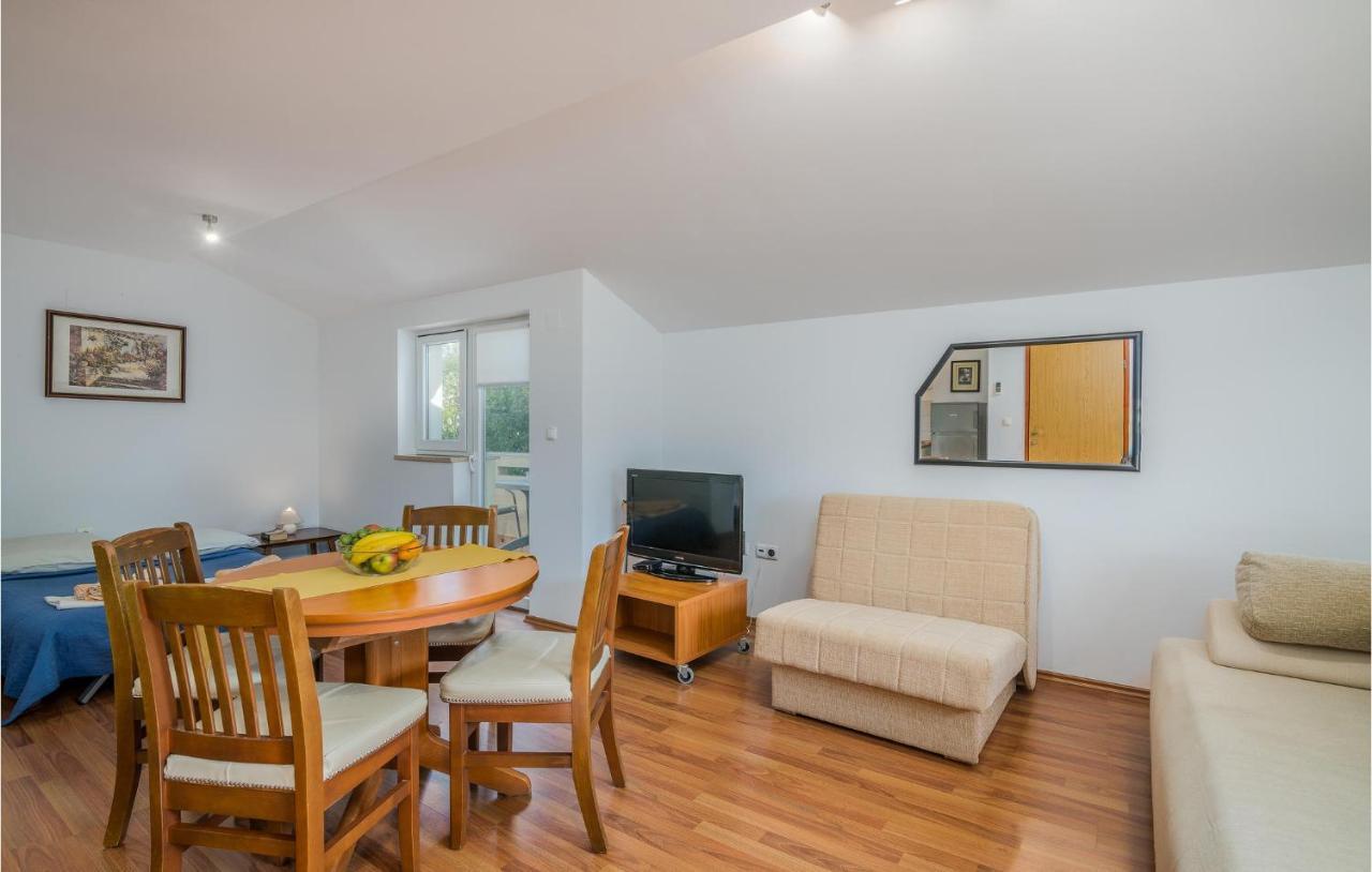 Nice Apartment In Malinska Dubasnica With Kitchen 외부 사진