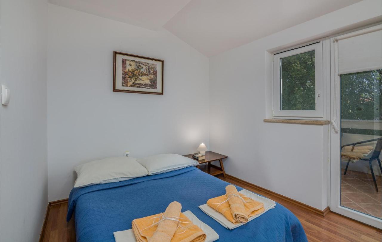 Nice Apartment In Malinska Dubasnica With Kitchen 외부 사진