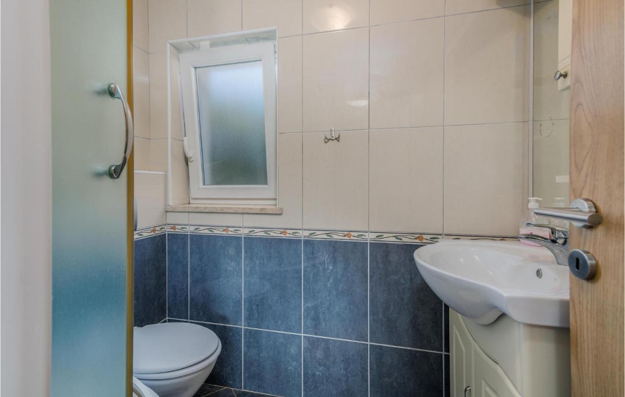 Nice Apartment In Malinska Dubasnica With Kitchen 외부 사진