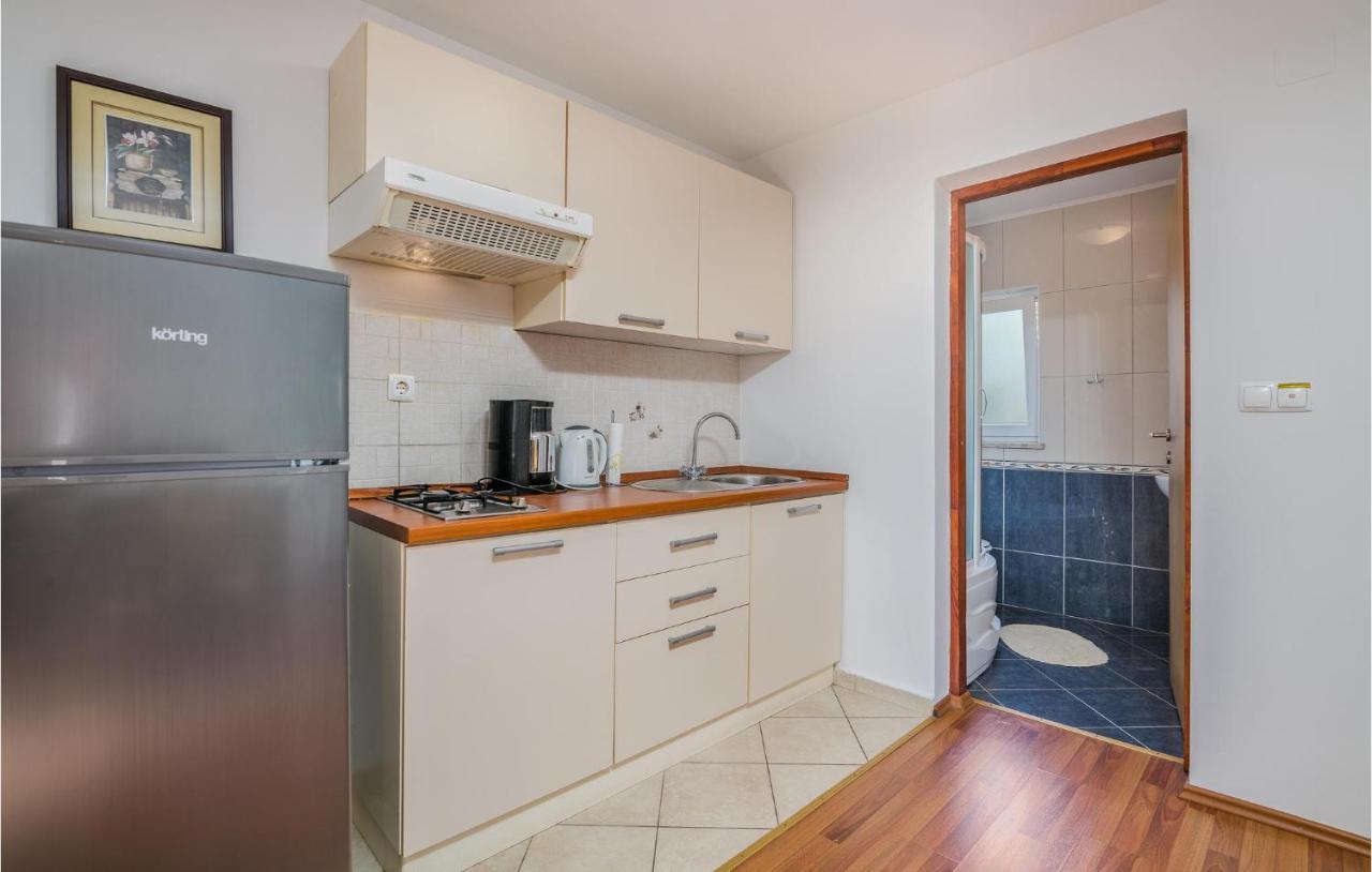 Nice Apartment In Malinska Dubasnica With Kitchen 외부 사진