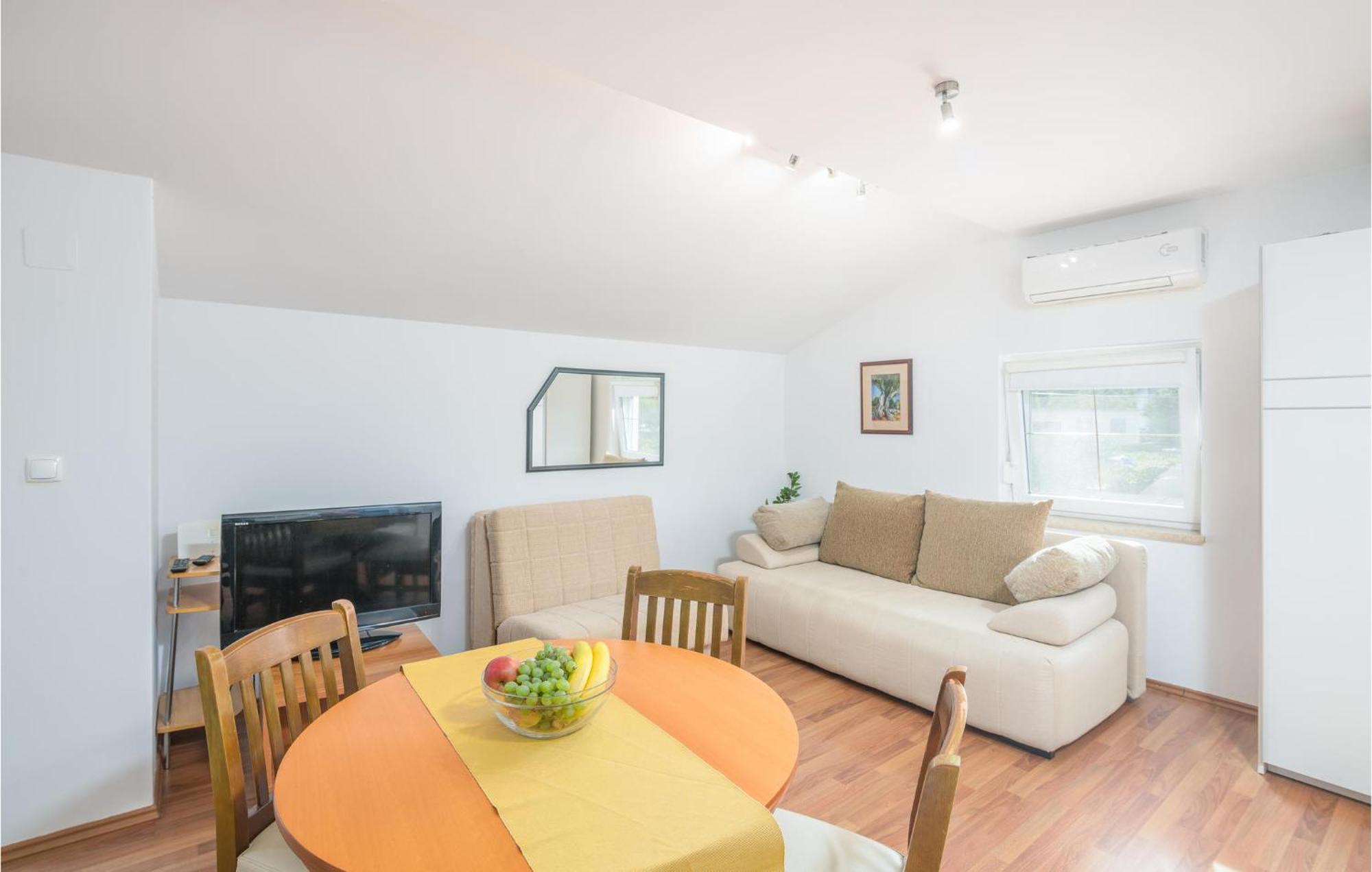 Nice Apartment In Malinska Dubasnica With Kitchen 외부 사진